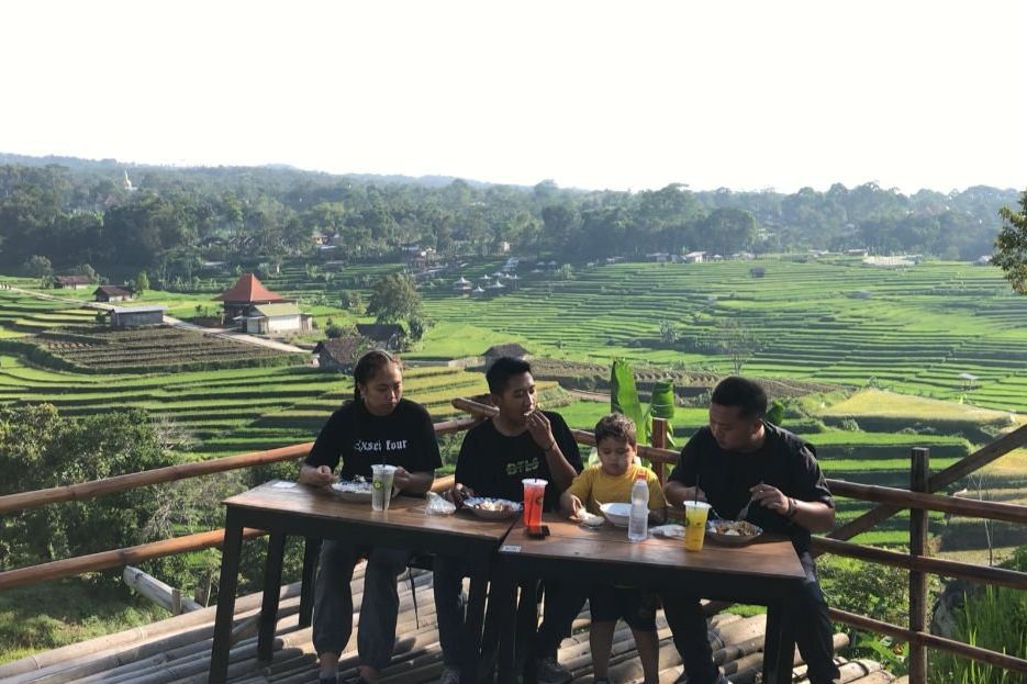 Cafe Omahe Bapak, Makan Sambil Menikmati Gunung dan Sawah <em>ala</em> Ubud Bali
