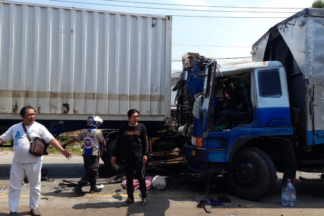 Dua Truk “Adu Banteng” di Jalur Bypass Mojokerto, Satu Sopir Tewas