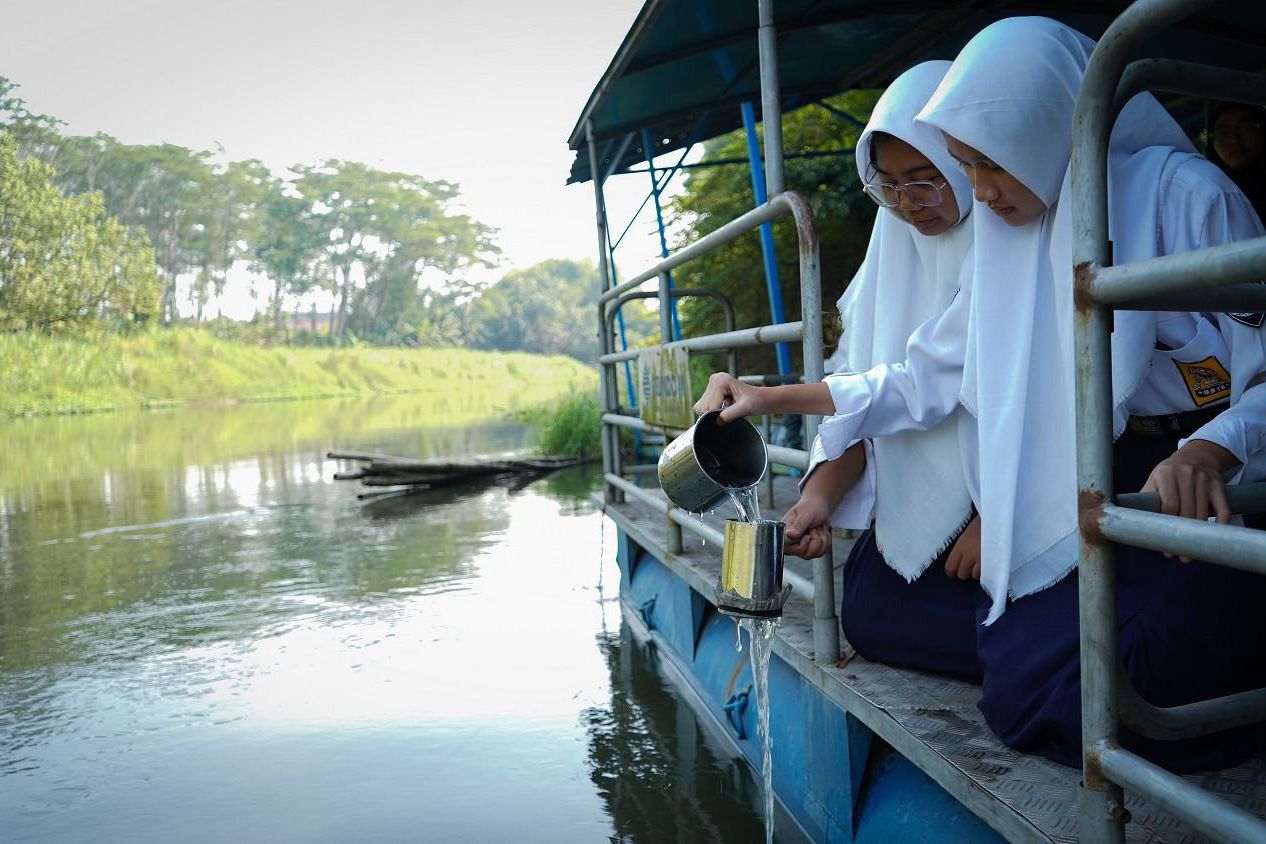 Ecoton Latih Siswa SMPN 3 Kota Mojokerto Kenali Ekosistem Sungai