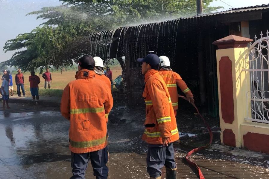 Ditabrak Motor, Kios Bensin dan Toko Kelontong di Mojosari Terbakar