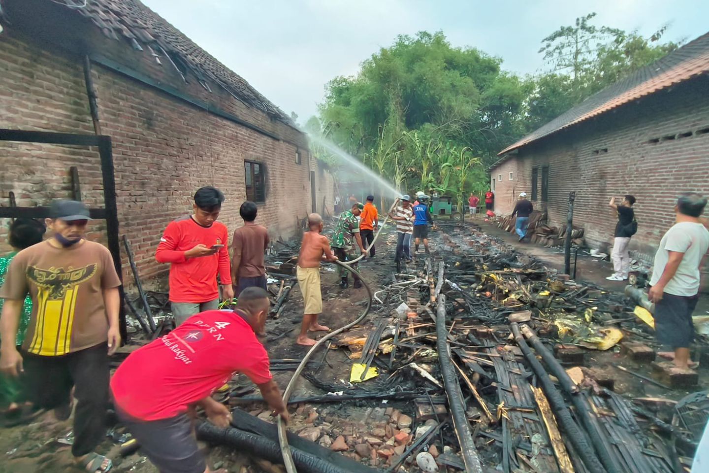 Gudang Spons di Mojokerto Ludes Terbakar, Pemilik Terluka