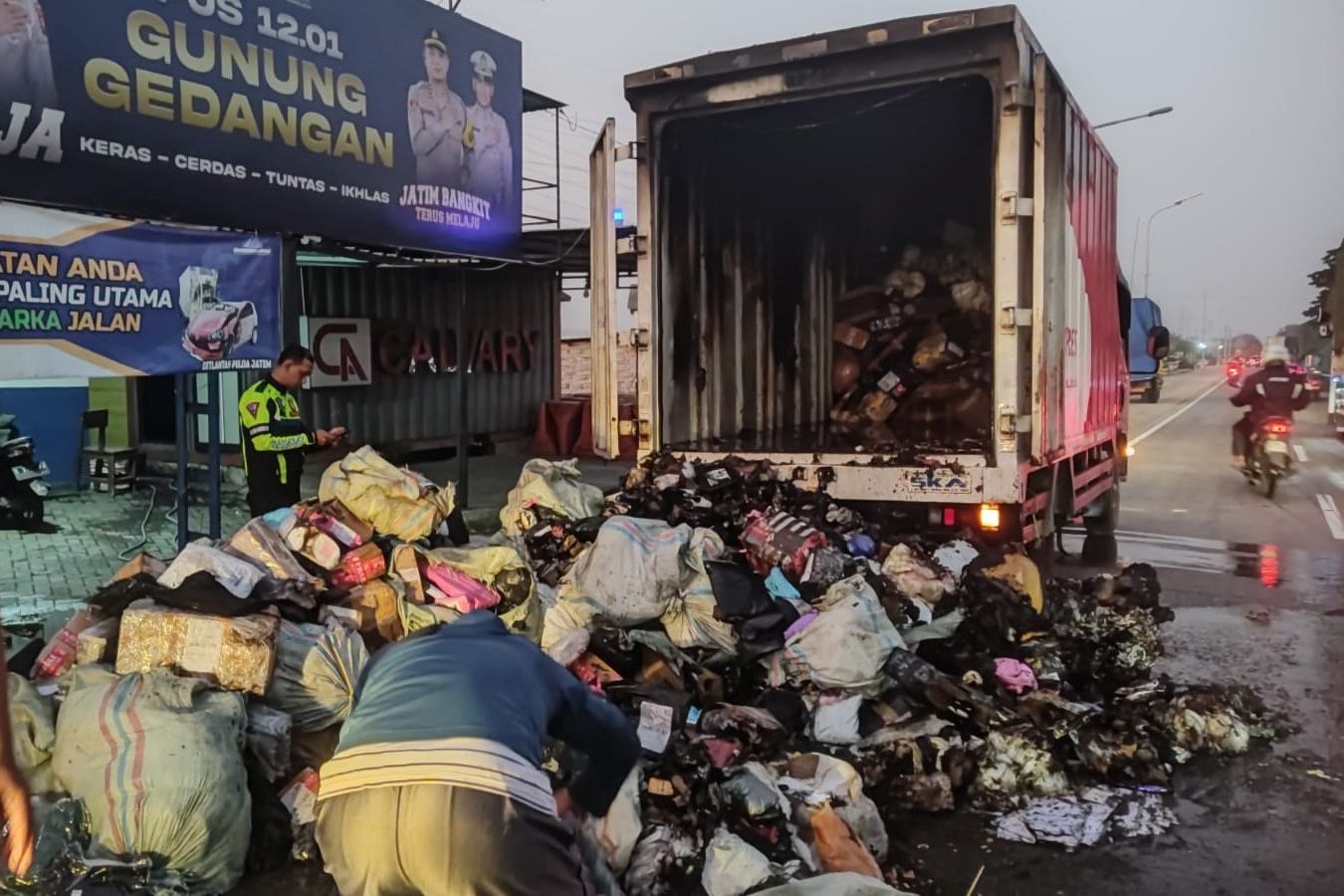 Ribuan Paket dalam Boks Truk Ekspedisi Terbakar di Jalan Bypass Mojokerto