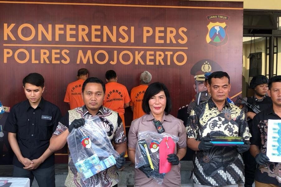 Modus Pembuatan Uang Palsu di Mojokerto, Gambar Pahlawan Dilukis