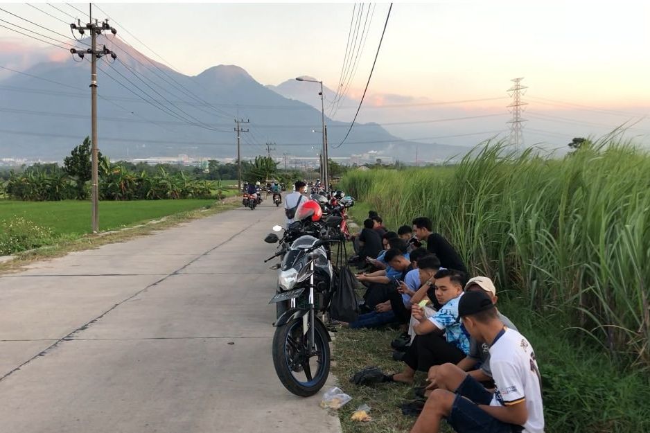 <em>Ngopi</em> di Jalan Sedati, Menikmati <em>Sunset </em>dan Panorama Gunung Penanggungan