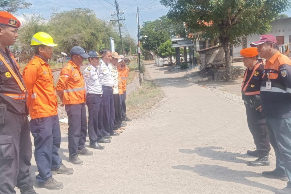 Dishub dan KAI Daop 9 Pasang Patok Penyempitan Jalan di JPL Desa Pesisir