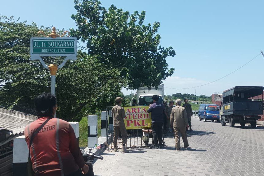 Meski Dagangan Laris, Satpol PP Larang PKL Berjualan di Jalan Ir. Soekarno Kota Mojokerto