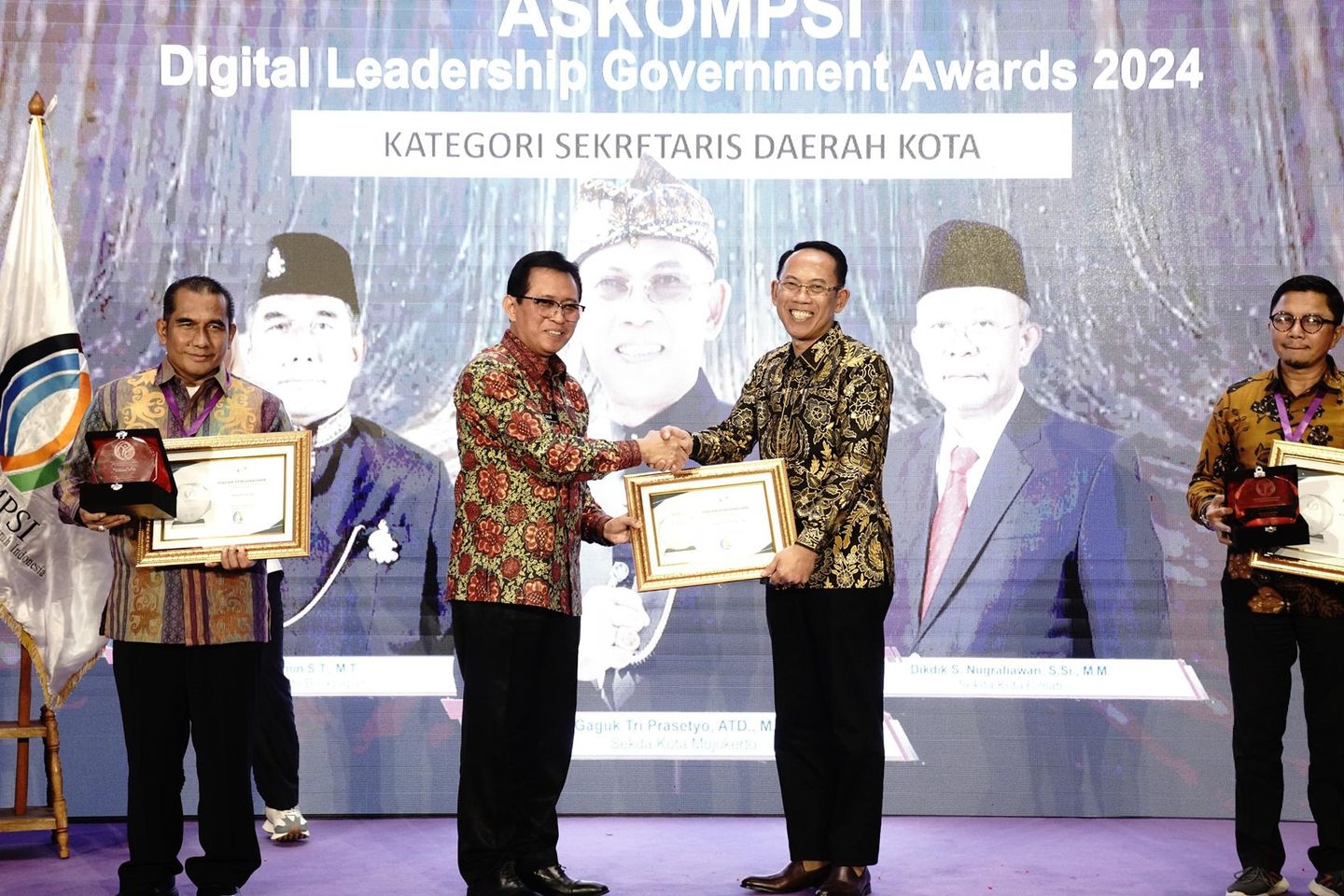 Sekda Kota Mojokerto Raih Penghargaan Sekda Terbaik se-Indonesia