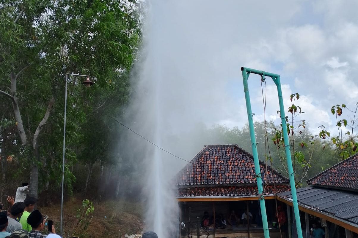 Warga Heboh, Sumur Bor di Sampang Semburkan Air Setinggi 15 Meter 