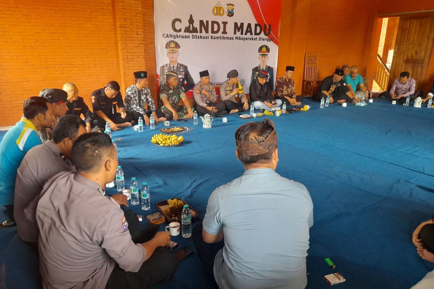 Menjelang Pilkada, Polsek Dlanggu Diskusi dengan Masyarakat Ingatkan Hoaks