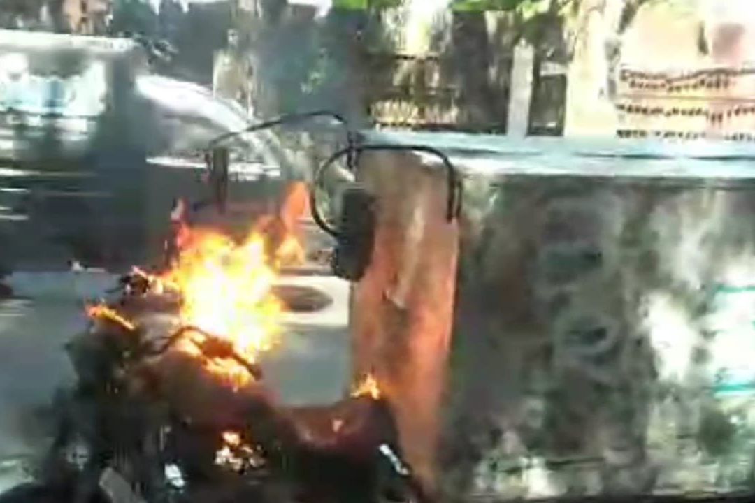 Motor Roda Tiga Ini Terbakar usai Isi BBM di Mojosari