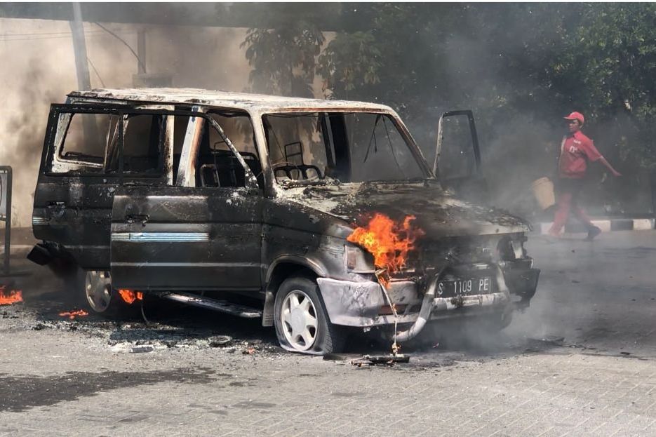 Hendak Isi BBM, Mobil Kijang Ini Tiba-Tiba Meledak dan Terbakar