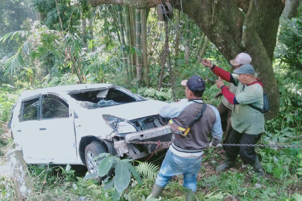 Mengantuk, Mobil Dikemudikan Pemuda Terjun ke Jurang di Jalur Cangar-Pacet