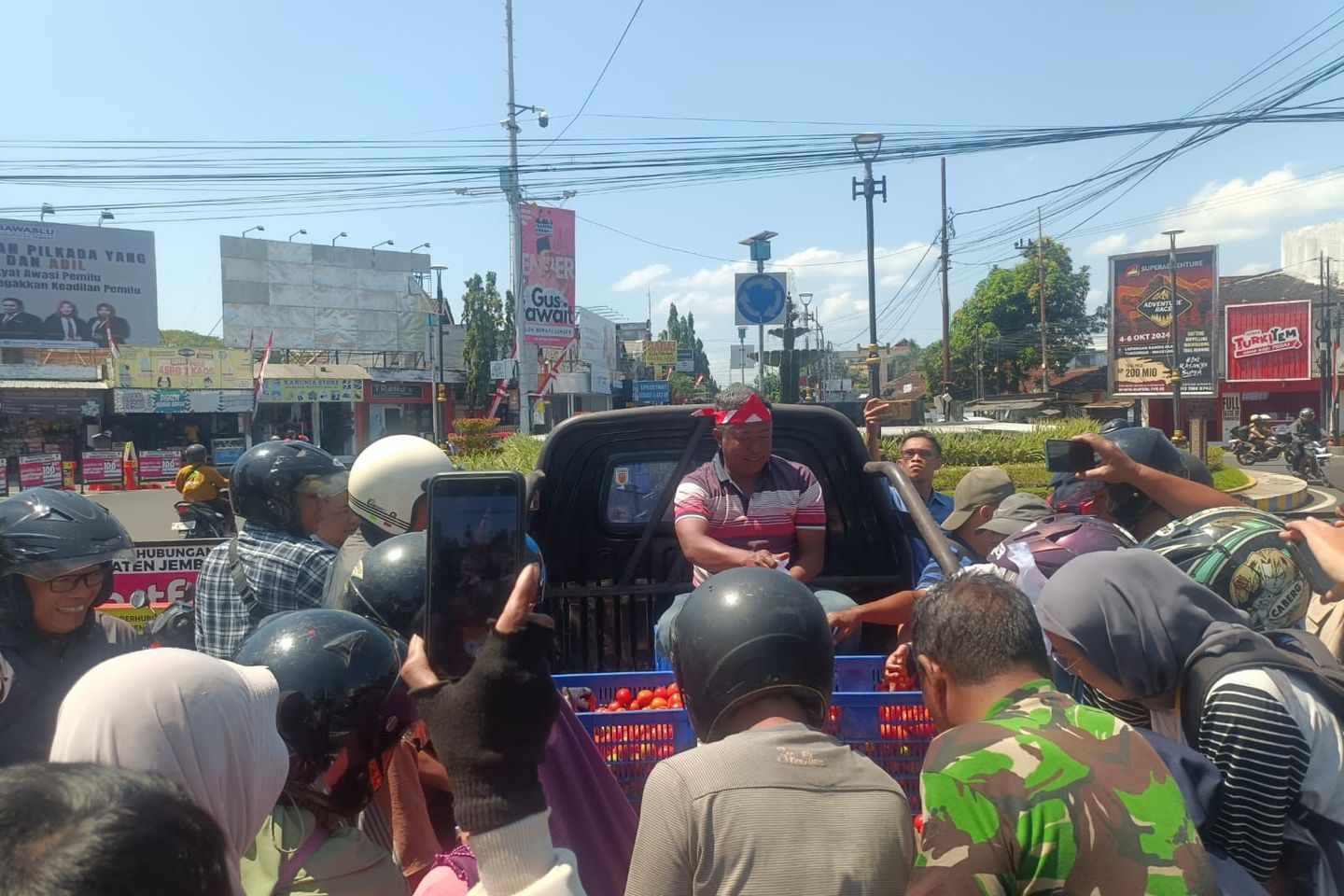 Harga Tomat Rp500, Petani Demo DPRD Jember dan Bagi Gratis 1,5 Kuintal Tomat