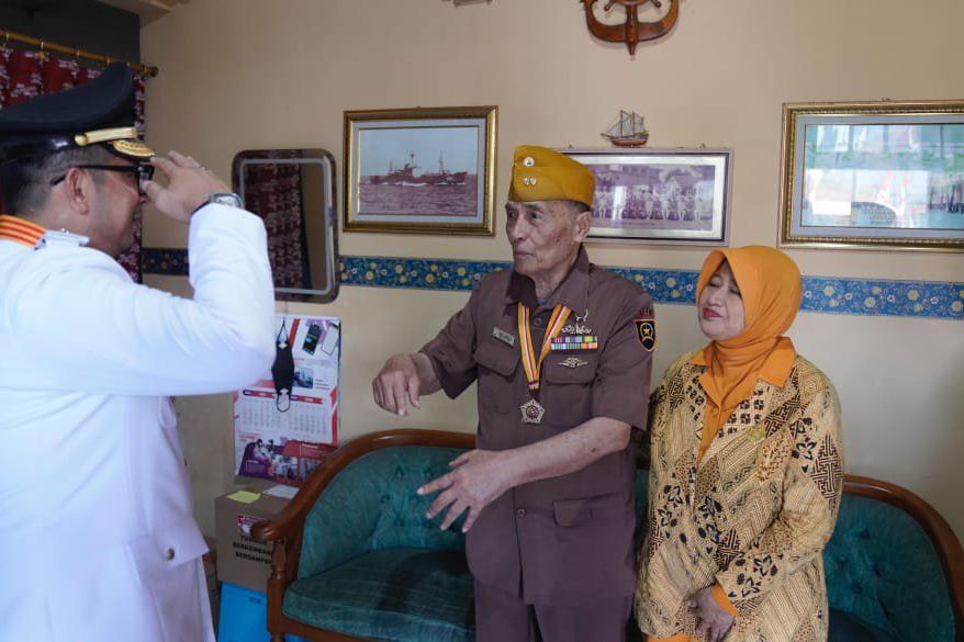 HUT Kemerdekaan, Pj Wali Kota Mojokerto dan Forkopimda Datangi Rumah Veteran dan Beri Bingkisan