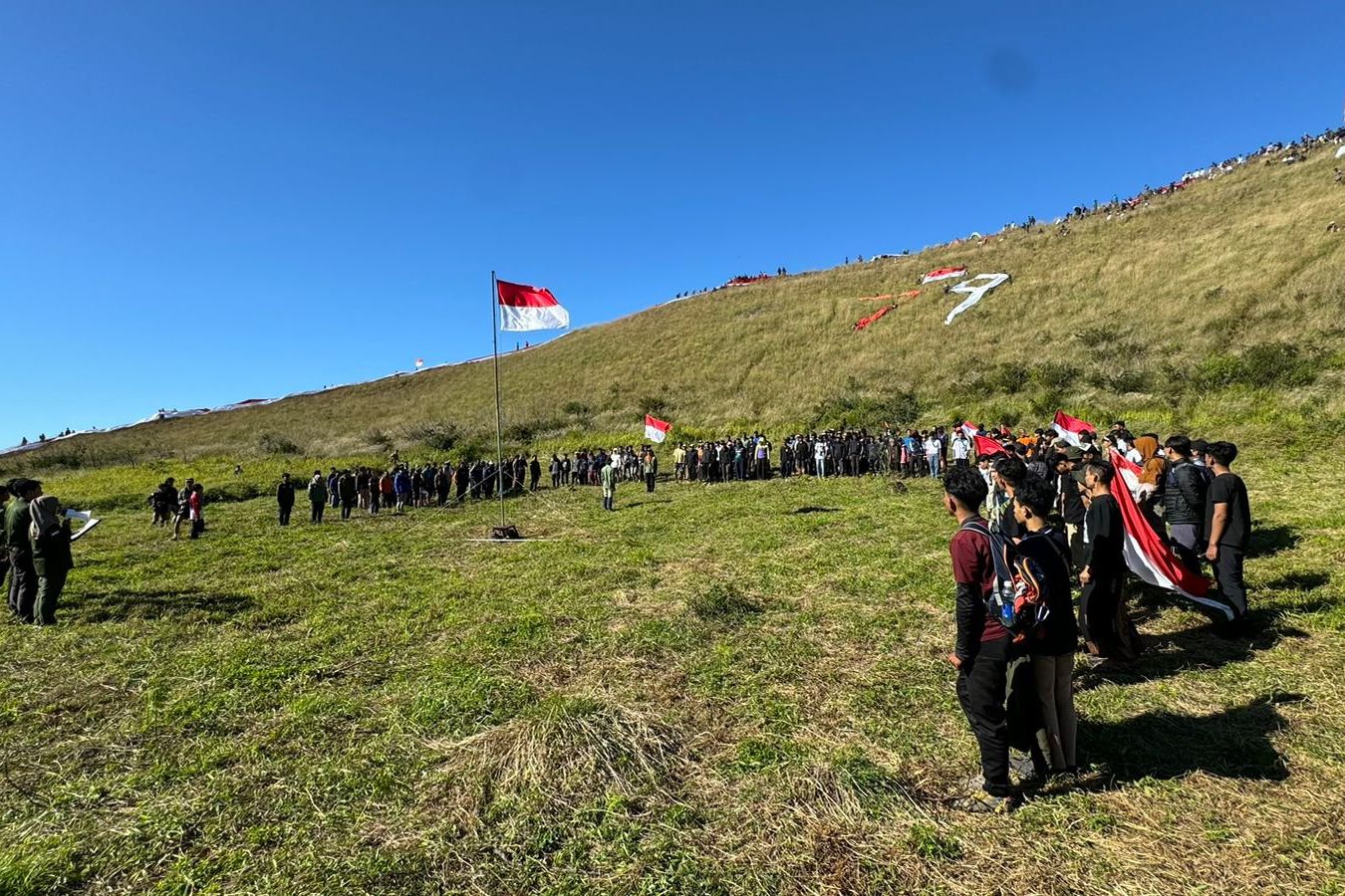 HUT Kemerdekaan RI ke-79, Bendera 1.000 meter Dibentangkan di Gunung Penanggungan