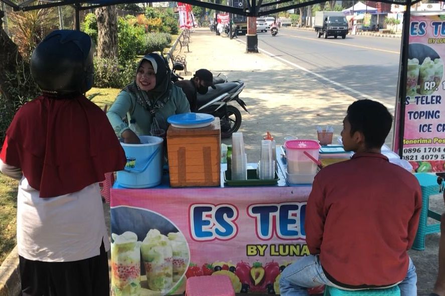 Musim Panas, Es Teler Toping Es Cream Mojosari Laris Manis