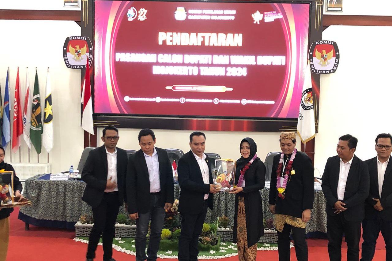 Diusung Enam Parpol, Ikfina-Gus Dullah Daftar ke KPU Kabupaten Mojokerto