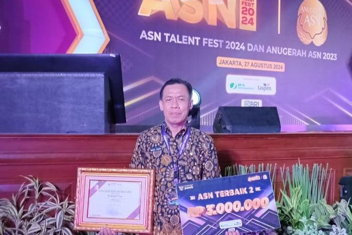 Mas Pj Apresiasi Kepala SMPN 4 Mojokerto sebagai Guru Terbaik II Nasional