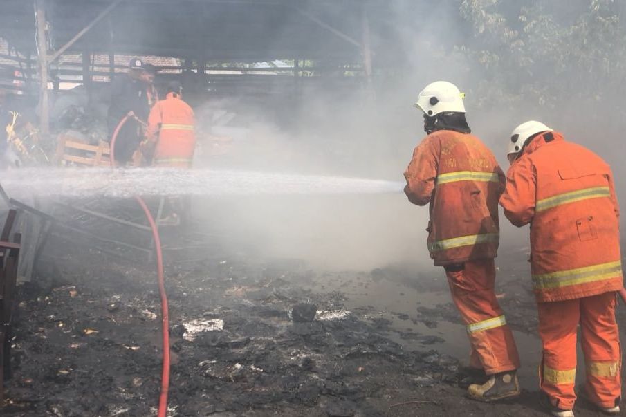 Gudang Rongsokan di Mojosari Terbakar, Diduga Tersulut Rokok Pekerja