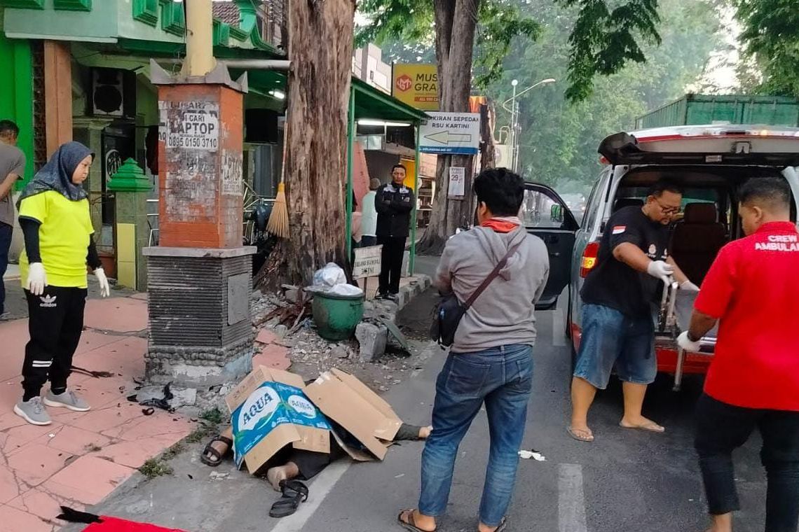 Tabrakan dan Terpental ke Tiang Lampu PJU, Pemotor Tewas di Jalan Airlangga Mojosari