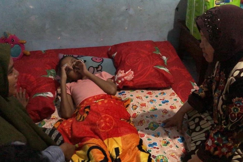 Menteri Sosial Risma Beri Bantuan Okta Penderita Tumor Uterus asal Mojokerto