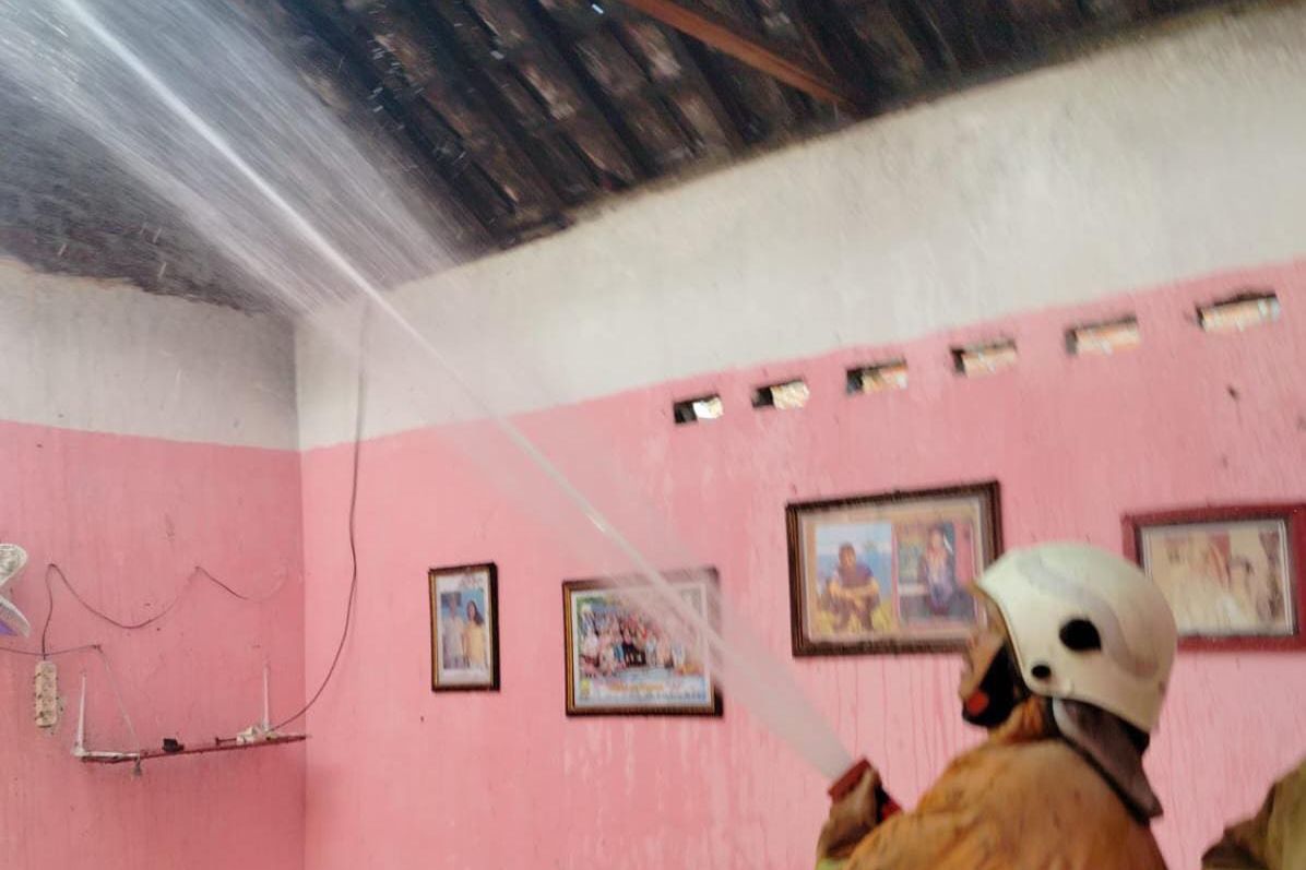 Dekat Pos Damkar, Rumah Warga yang Terbakar di Pacing Mojokerto Berhasil Dipadamkan