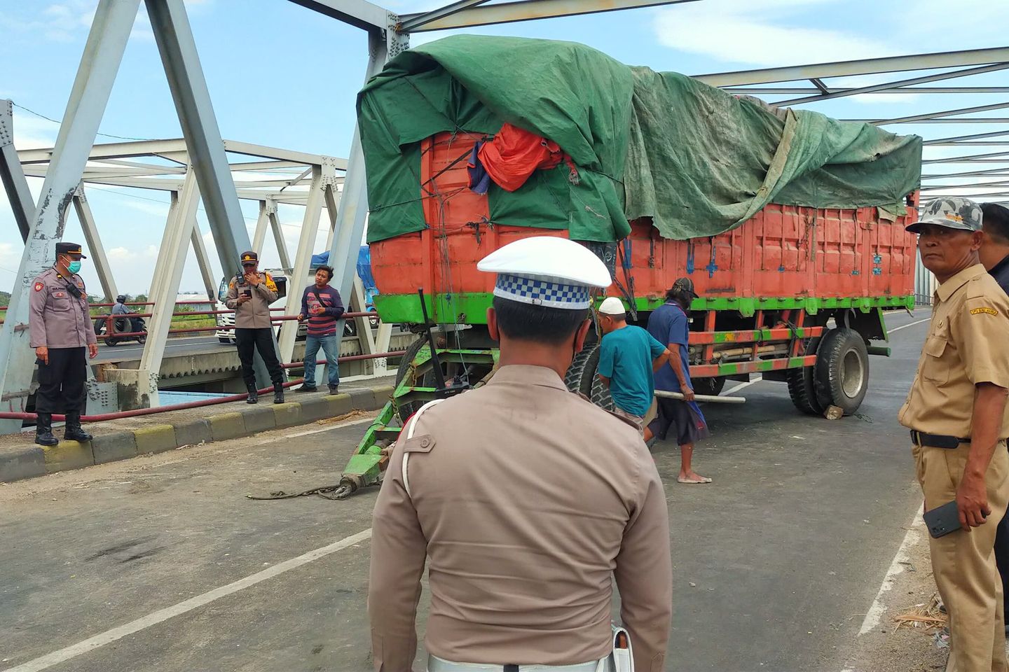 Hindari Pemotor Terjatuh, Truk Gandeng Nyaris Tercebur ke Sungai Brantas