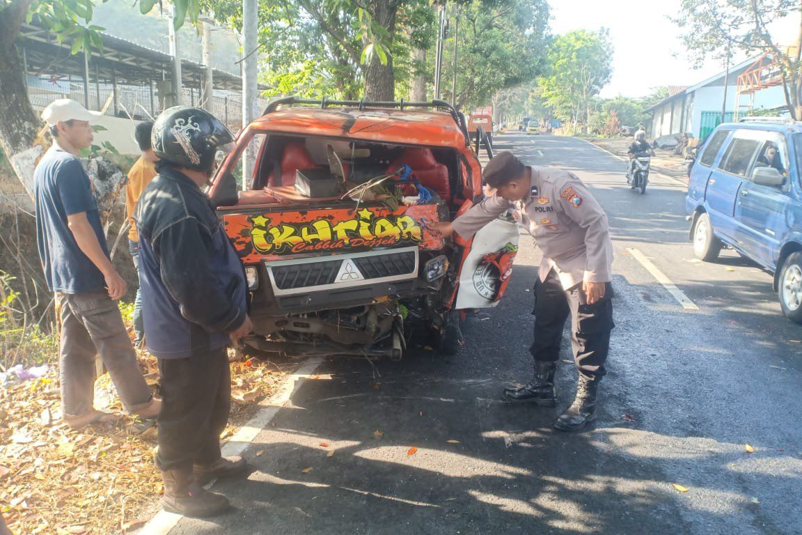 Sopir Mengantuk, Mobil Pikap Tabrak Pohon di Jalur Wisata Pacet