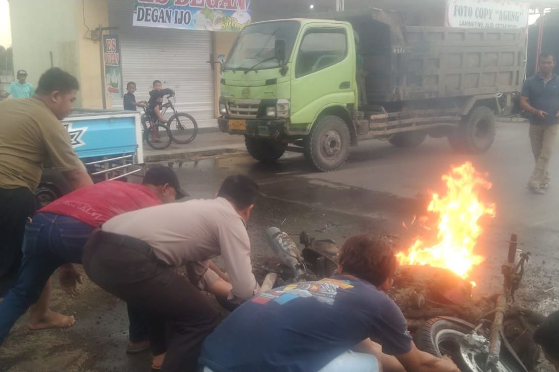 Diduga Korsleting Listrik, Motor Terbakar di Jalan Raya Sumengko Jatirejo