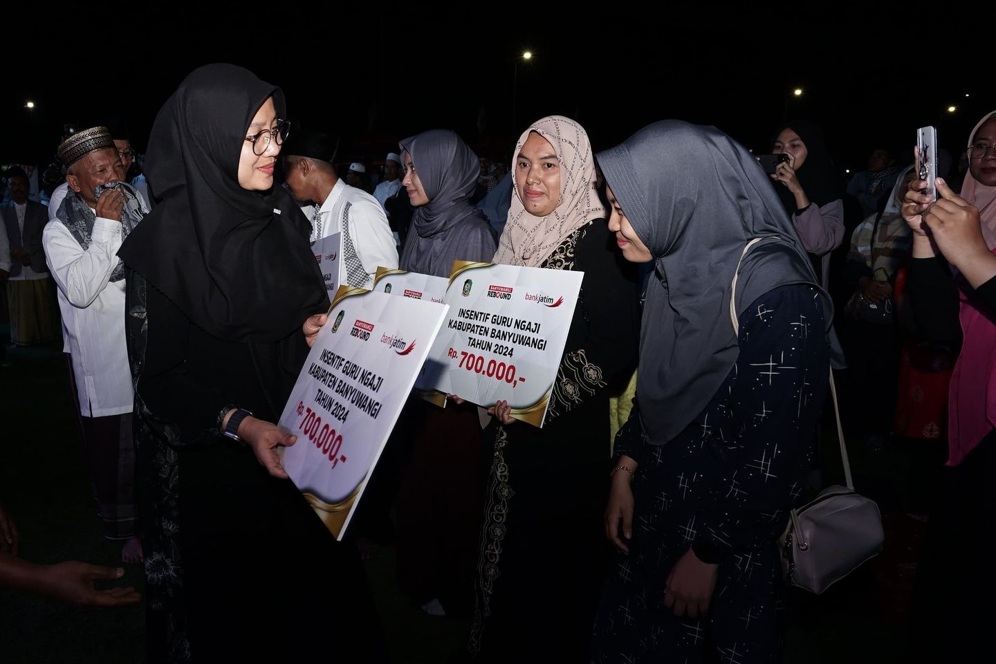 Bupati Ipuk Bagikan Insentif untuk 14 Ribu Lebih Guru Ngaji di Banyuwangi