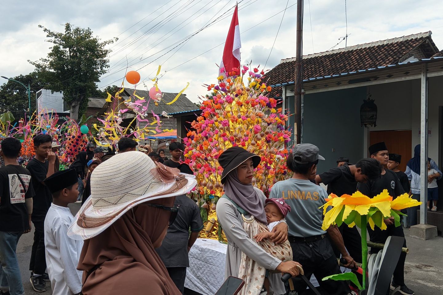 Pawai Muludan Desa Gitik Banyuwangi Sajikan 10 Ribu Kembang <em>Endhog</em>