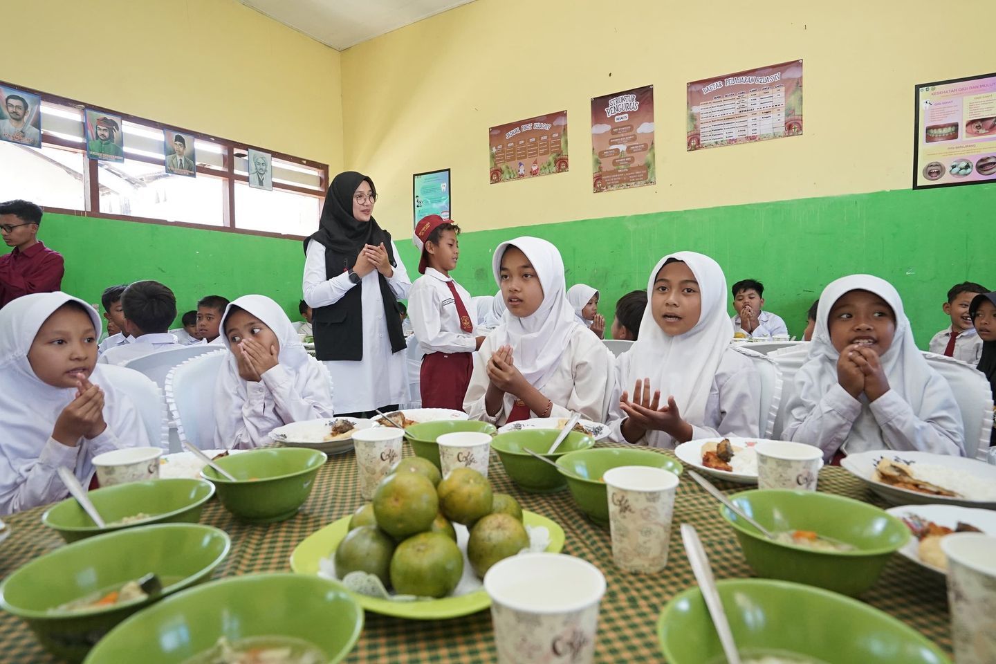 <em>Ngantor</em> di Desa, Bupati Ipuk Simulasi Program Makan Siang Bergizi