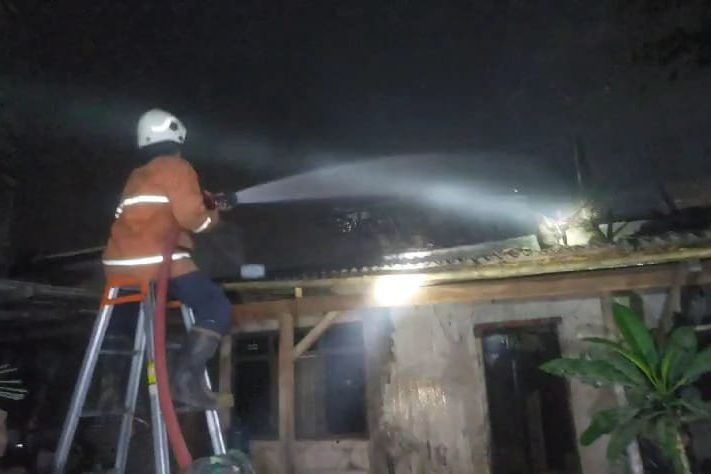 Dapur dan Tempat Penyimpanan Barang Elektronik di Ngoro Ludes Terbakar