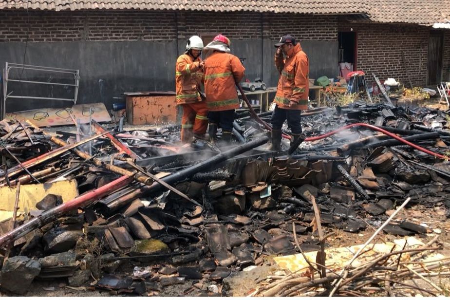 Rumah Lansia 80 Tahun Hangus Rata dengan Tanah, Truk Dekat Rumah Ikut Terbakar