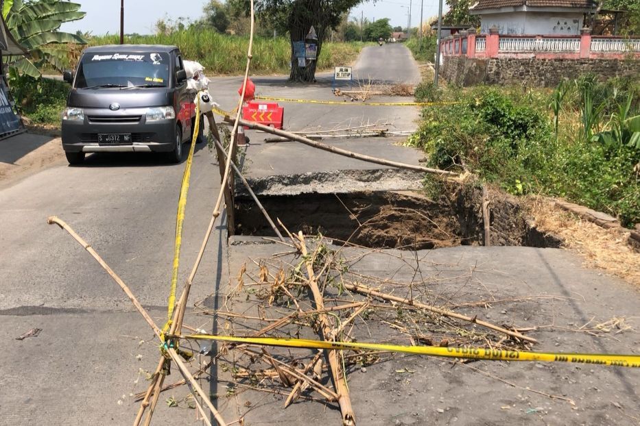 Jalan Cor Penghubung Kecamatan Jatirejo dan Dlanggu Mojokerto Amblas