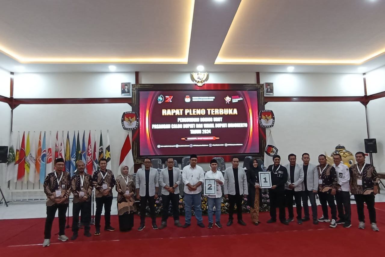 Kesan Ikfina dan Gus Barra setelah Terima Undian Nomor Urut Calon Bupati dan Wakil Bupati Mojokerto