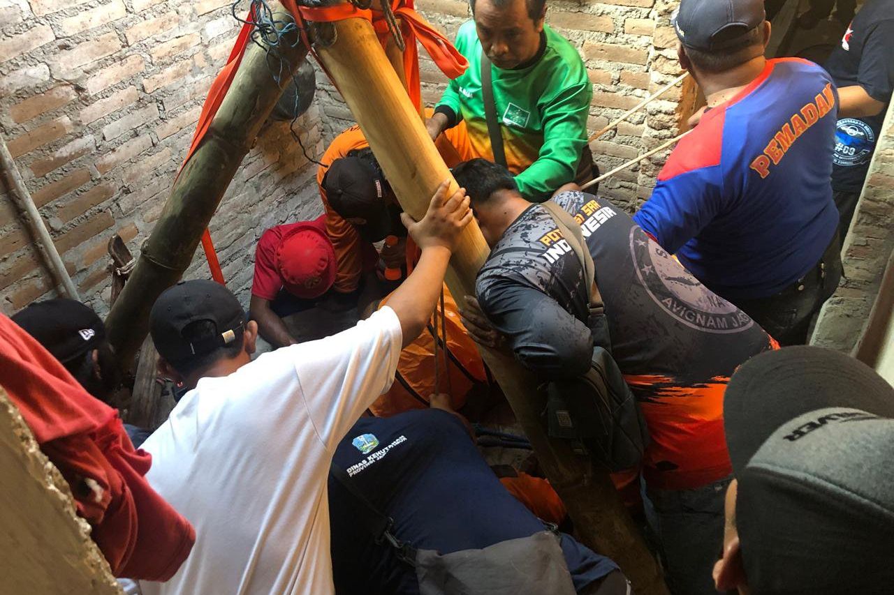 Cari Bangkai Tikus, Pria Lansia Terjebak dalam Sumur 25 Meter