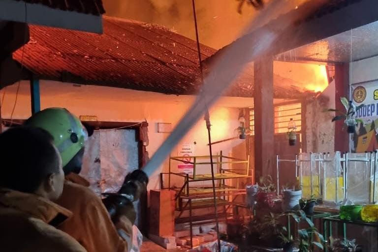 Gudang di SMPN 3 Kota Mojokerto Ludes Terbakar
