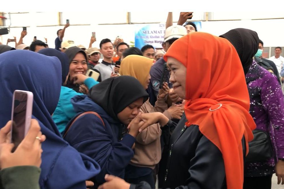 Sapa Ribuan Buruh Pabrik Tisu di Mojokerto, Khofifah Dukung Ekspor Tisu Bertambah