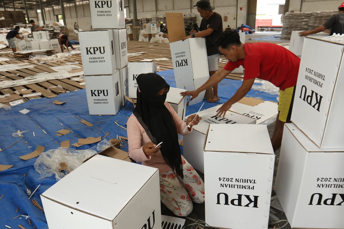 Puluhan Pekerja Mulai Rakit Kotak Suara Pilkada Banyuwangi 2024