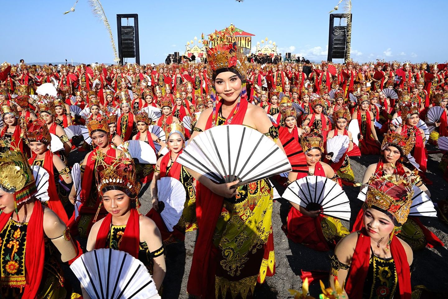 Ragam Budaya dalam Gandrung Sewu "Payung Agung"