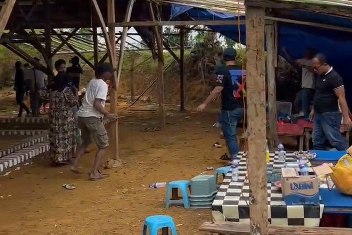 Judi Sabung Ayam di Sampang Digerebek, Polisi Dihadang Batang Kayu 
