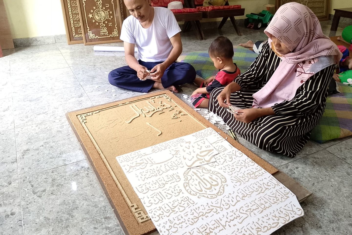 Menjelang Lebaran, Pesanan Kaligrafi Serbuk Kayu di Probolinggo Naik 20 Persen