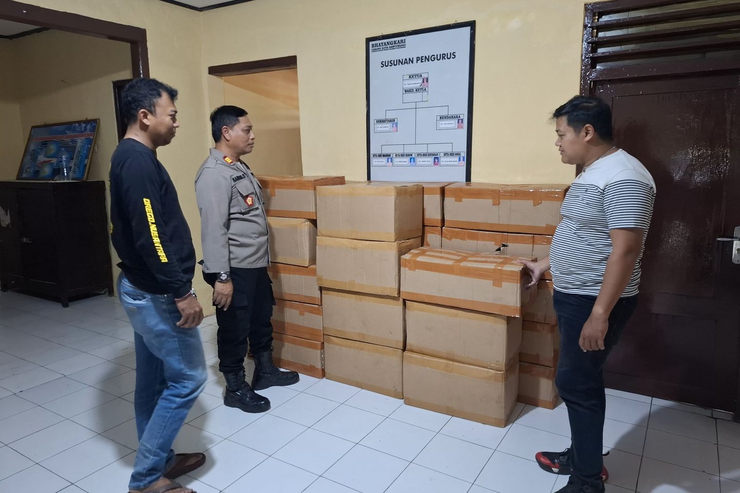 Ribuan Botol Arak Bali Diamankan di Pelabuhan Ketapang
