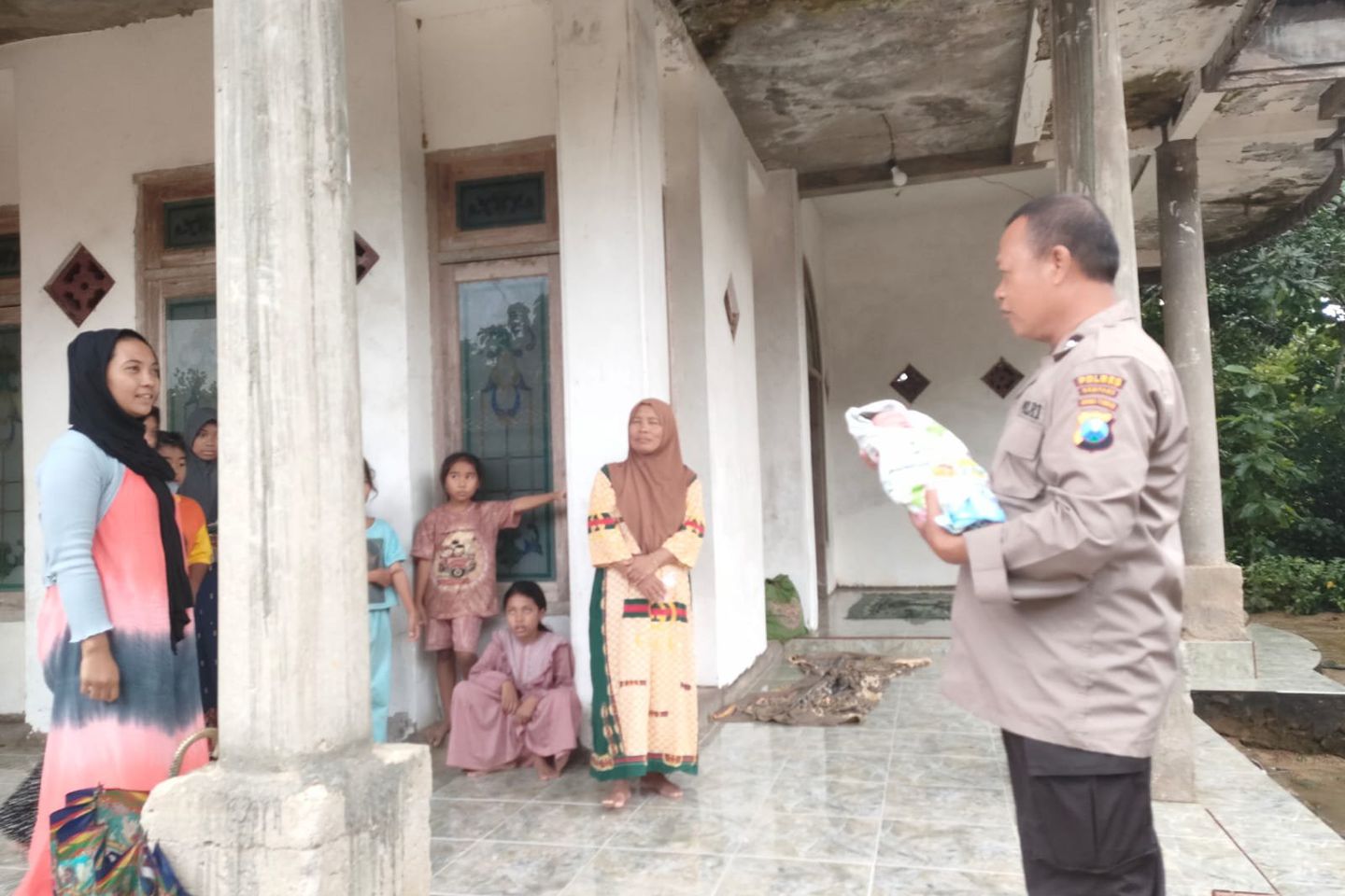 Warga Sampang Temukan Bayi Perempuan yang Diduga Dibuang di Sawah