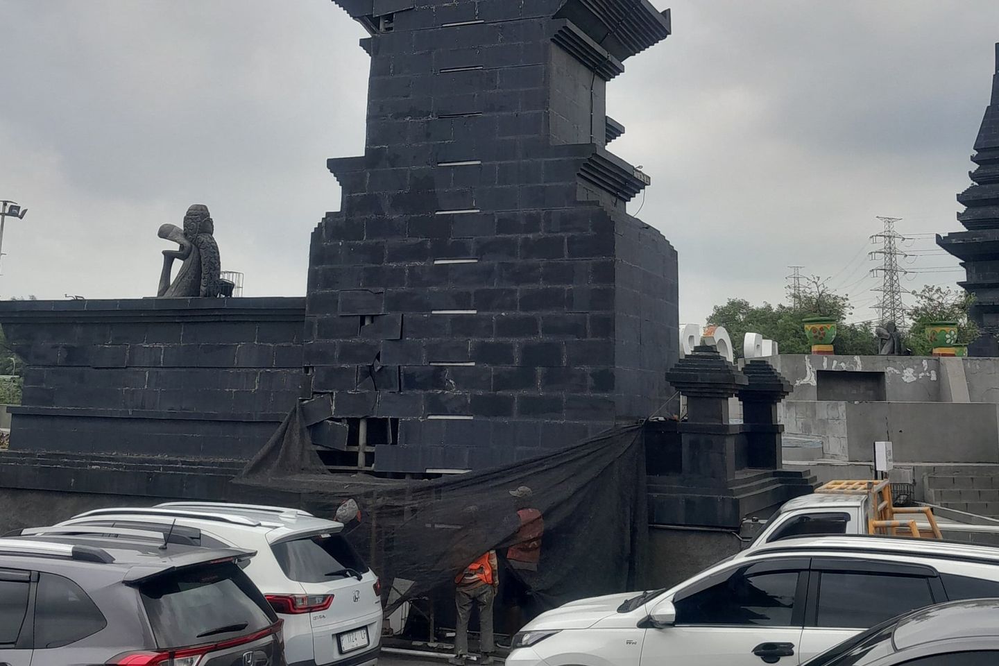 Sempat Viral Karena Rontok, Gapura di Perbatasan Gresik-Surabaya Mulai Diperbaiki