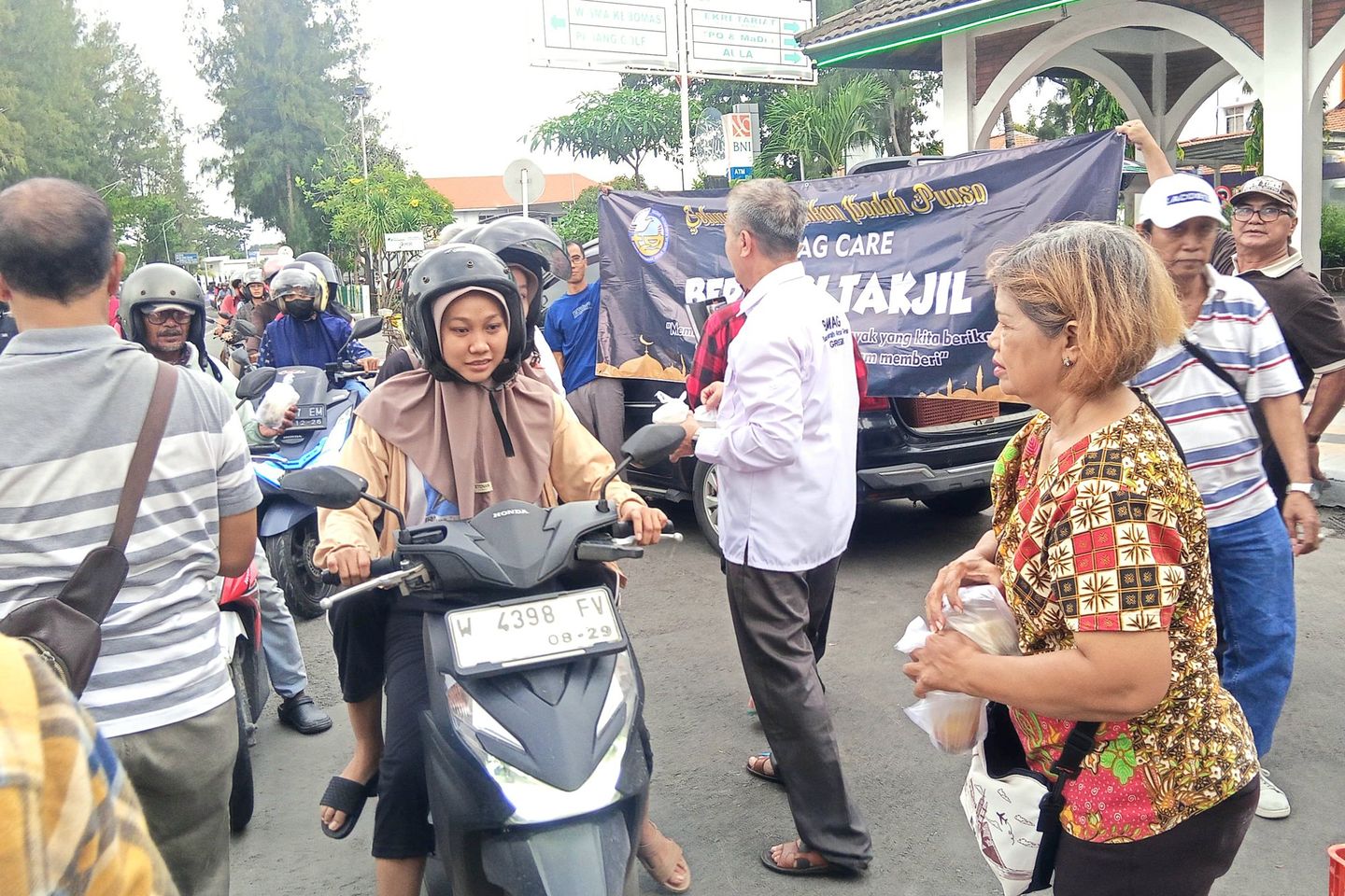 Perkuat Kepedulian dan Toleransi, Bamag Gresik Bagikan Takjil