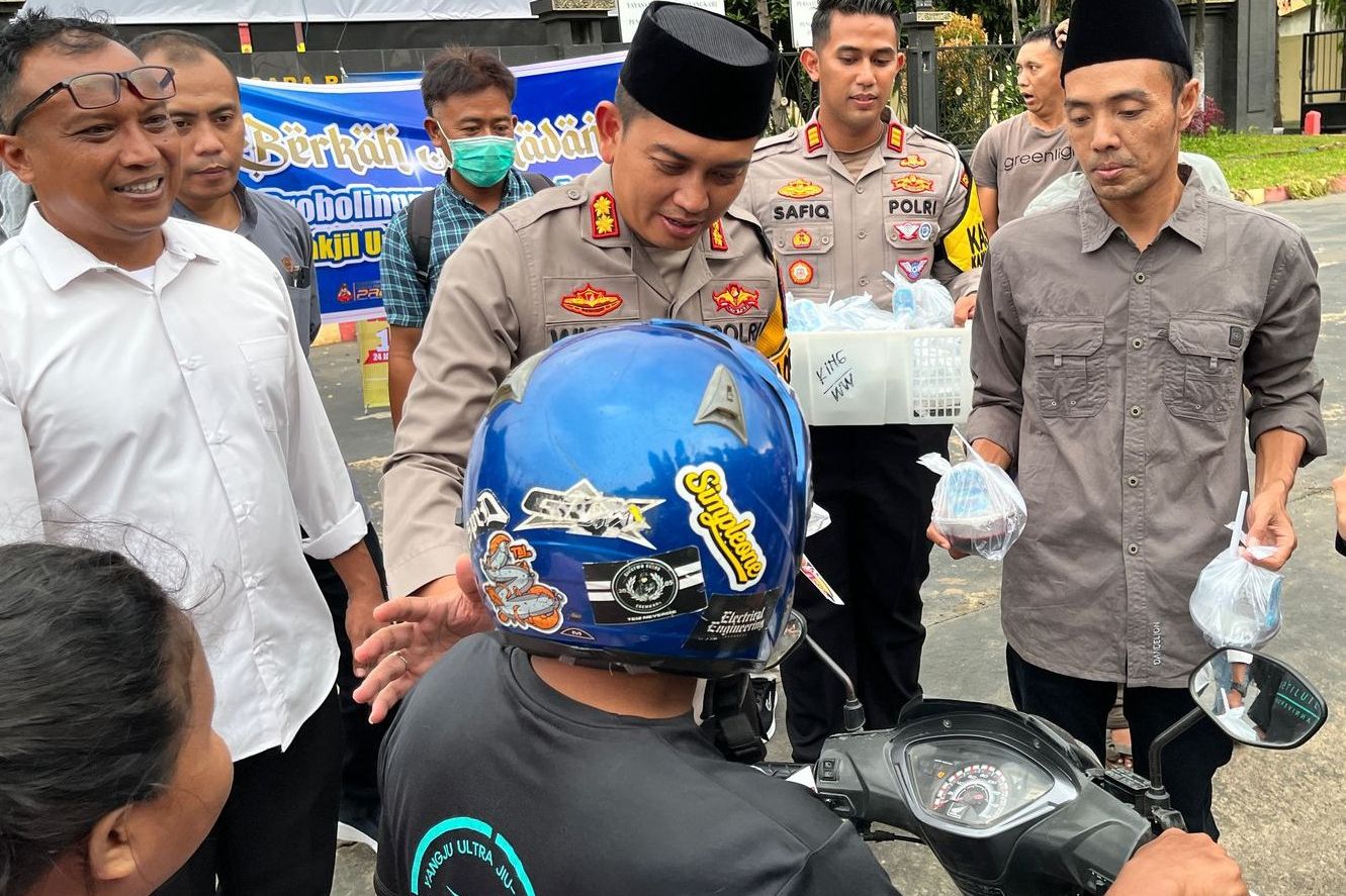 Berharap Berkah Ramadan, Polres Probolinggo dan Wartawan Bagi Takjil