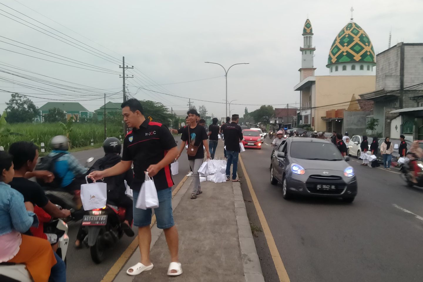 Menjelang Buka Puasa, HJOC Jatim Chapter Mojokerto Bagikan 1.000 Paket Takjil dan Zakat