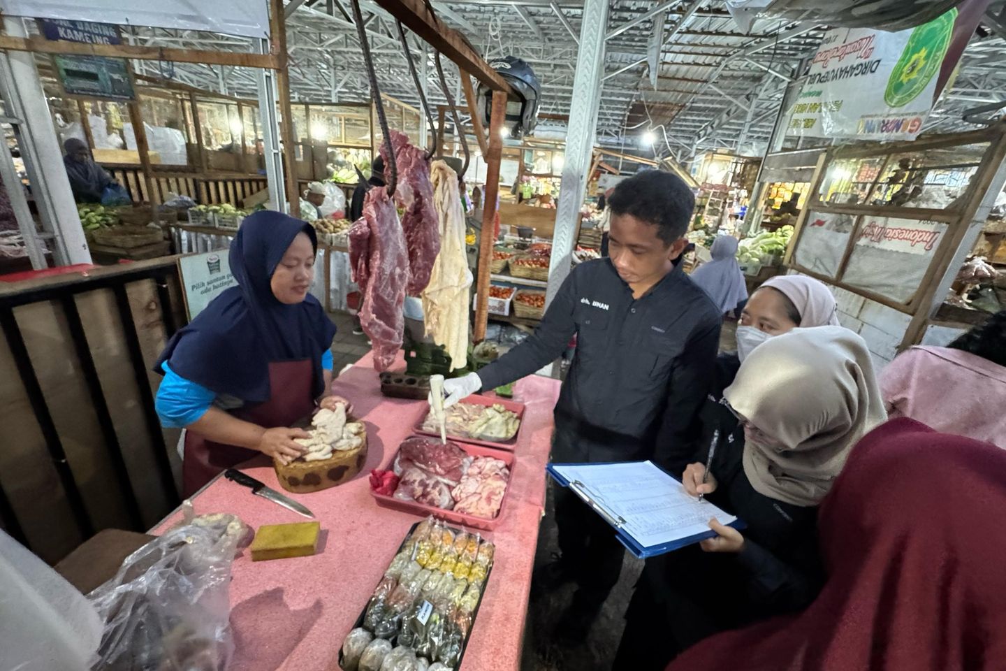 Pastikan Daging Layak Konsumsi, Pasar dan RPH di Banyuwangi Disidak